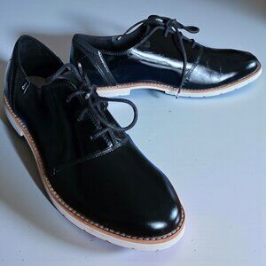 NWOB AHNU (10 1/2) Women Emery Patent Leather Waterproof Glossy Oxford Shoe